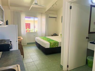 Club Raro Resort - Self Contained Bed and Bathroom