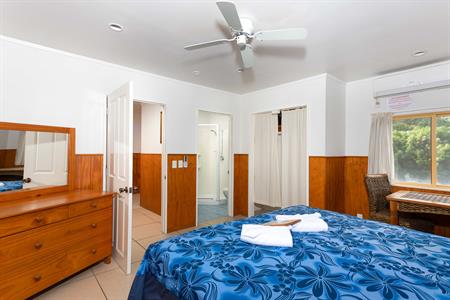 Castaway Resort - 2 Bedroom master bedroom
